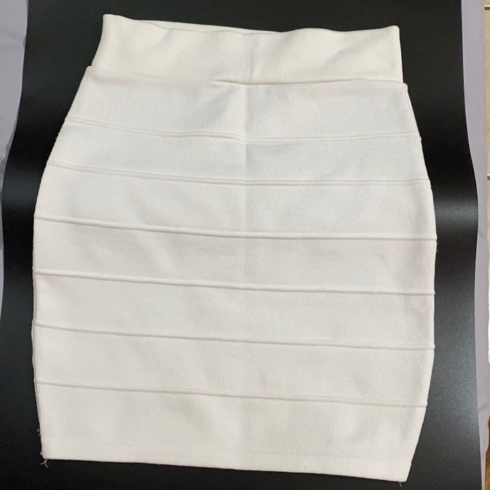White fitted skirt